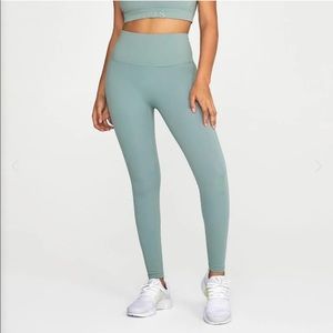 ILUS Label Essential Legging